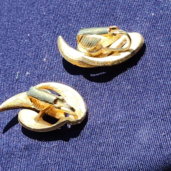 Vintage 'Flame' Clip-on Earrings - Picture 2 of 9